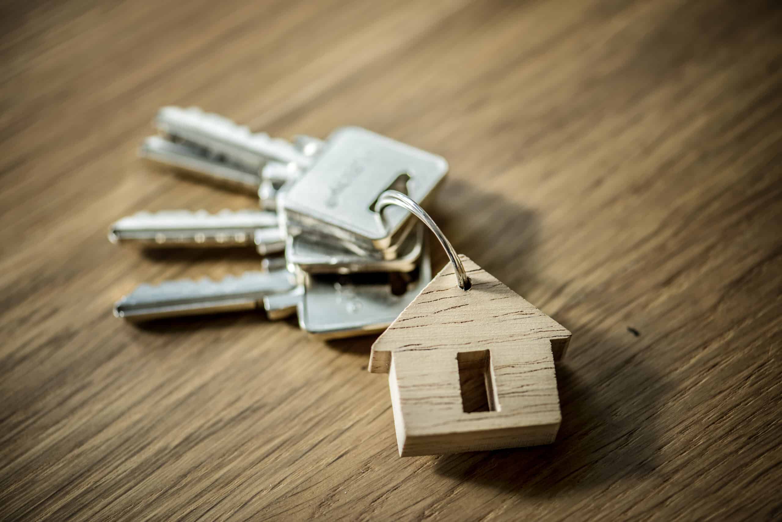 clé-avec-un-porte-cles-en-bois